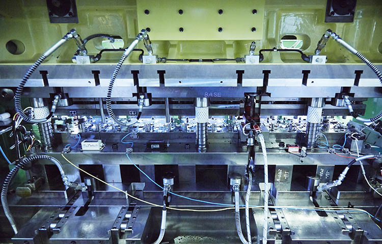 精緻な部品を量産する順送り金型