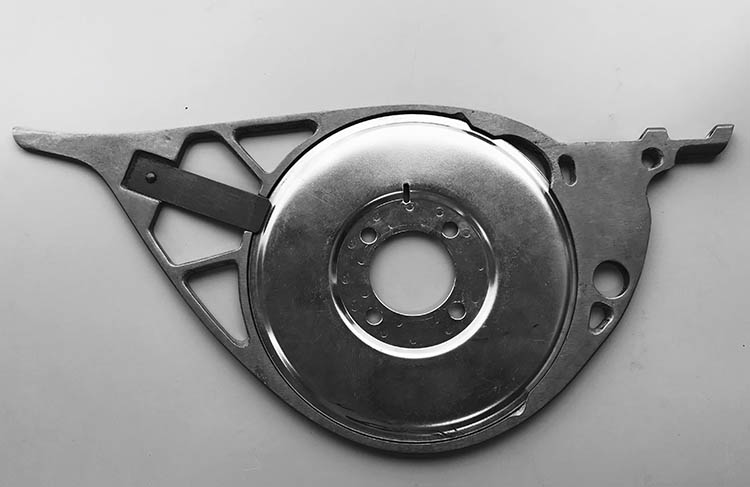 一時は世界のシェアをほぼ独占した伊藤製作製の漁網機械部品「シャトル」