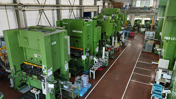 少人数での稼働を基本としたプレス工場