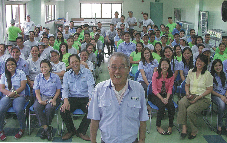 「楽しく働ける職場づくり」を徹底し、笑顔あふれるフィリピン工場の従業員らと、「お父さん」的に慕われている伊藤澄夫会長