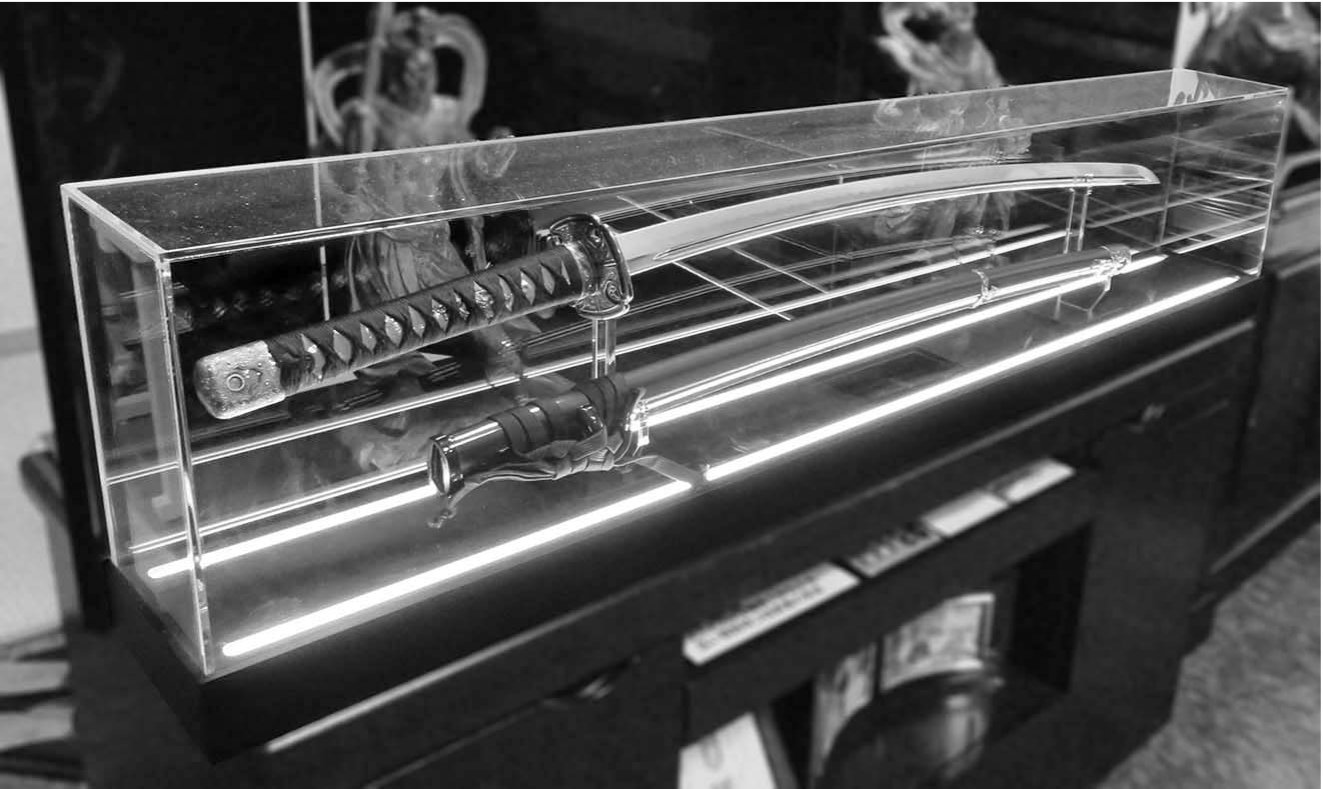 自社製のアンテナ商品、LED照明付きの「日本刀ディスプレイ専用アクリルケース」