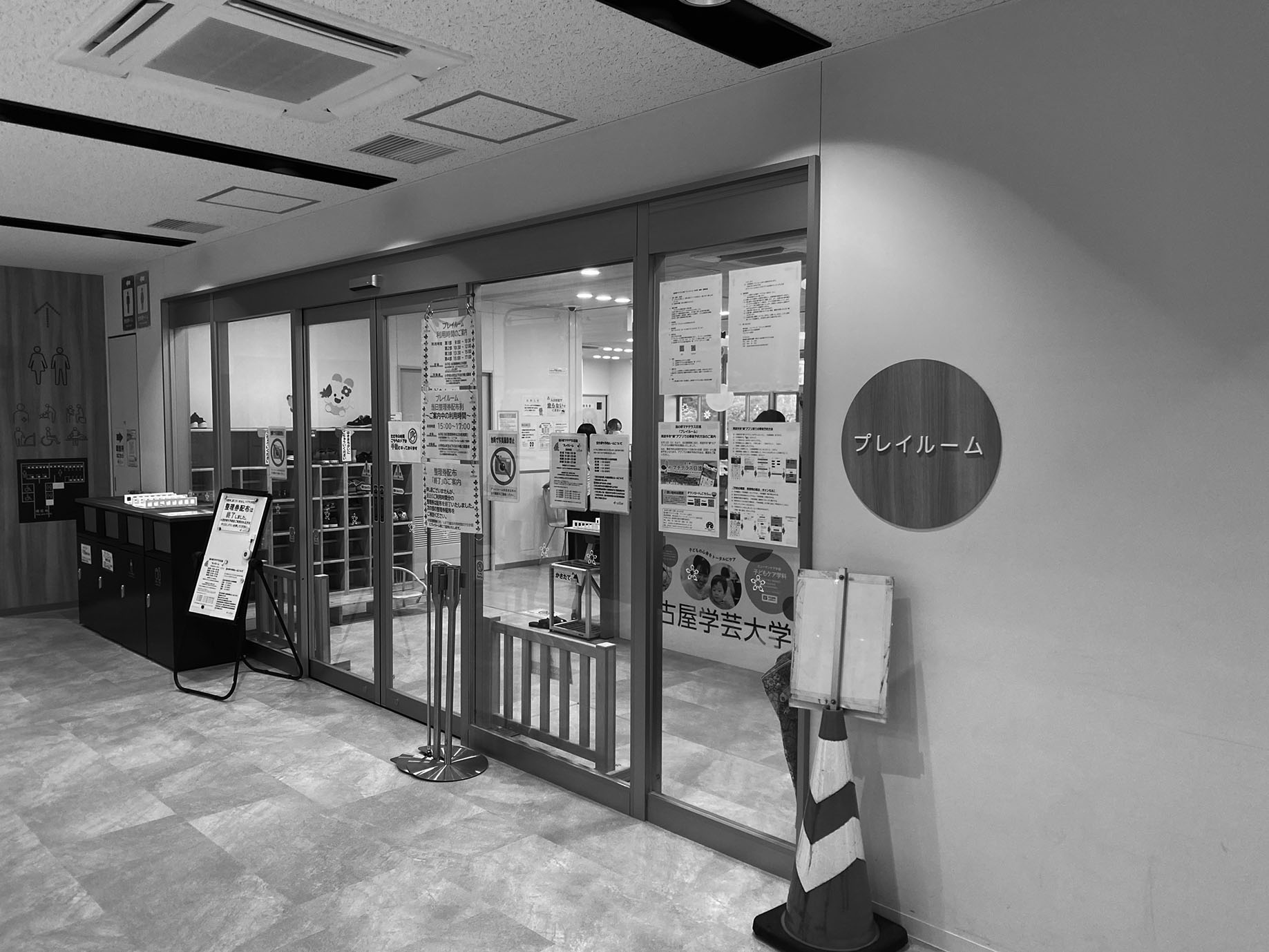 木のおもちゃなどを備えた木の香り漂うプレイルーム