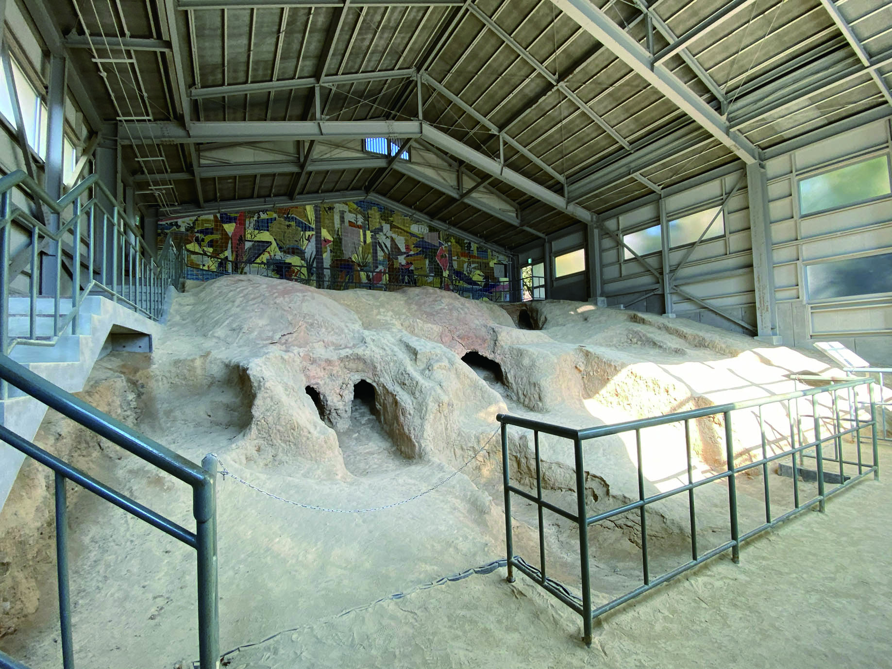 川田知志氏が制作したタイルの陶壁「瀬戸風景２０２２」が設置された古窯館「窯の記憶Ⅱ」