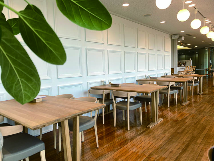 額縁をイメージした白壁が印象的な館内レストラン「pecorino en terrasse(ペコリーノ アン テラス」