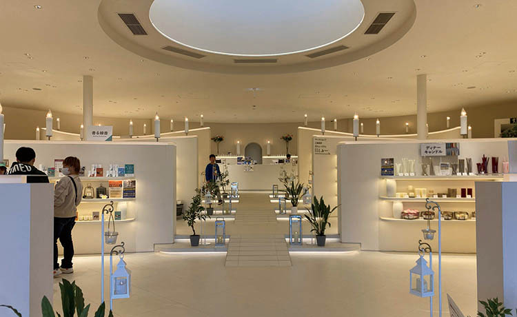 著名なデザイナーが内装を手掛けた「ローソクタウンストア」