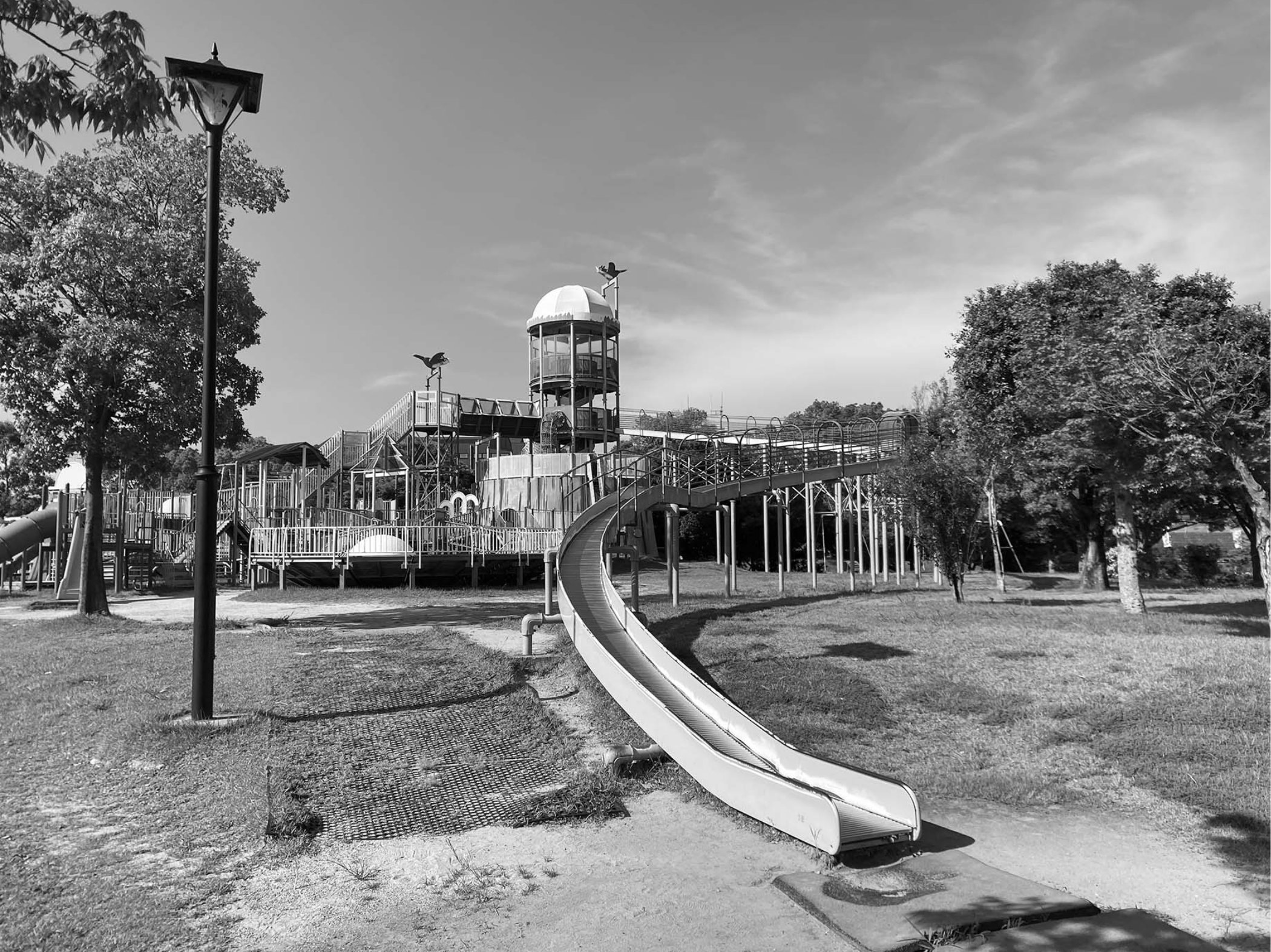 巨大なローラー滑り台などを備えた遊びの広場