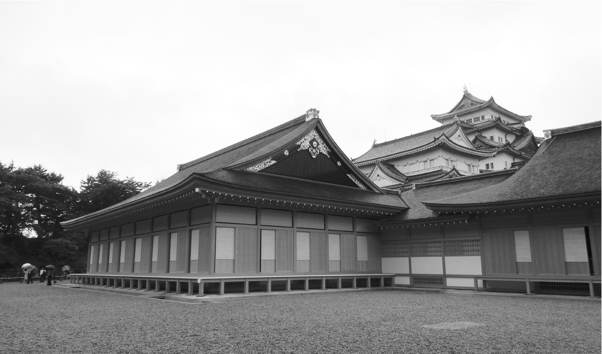 2018年6月に復元工事が完了し一般公開となった本丸御殿（背後は天守）